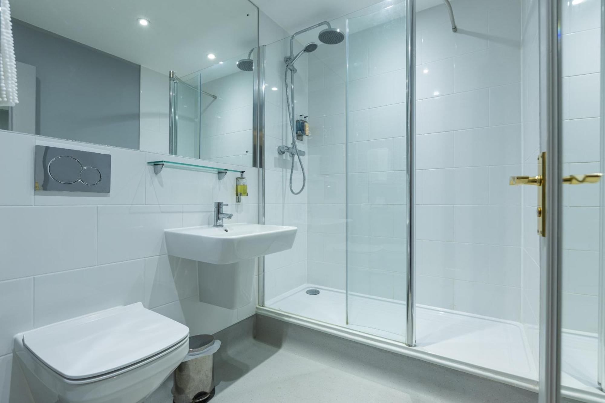 Blue Boar Hotel Молдон Экстерьер фото